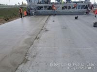 29) 2022-05-08 Prace przy nawierzchni betonowej pasa włączenia z MOP Pepłowo Wschód - widok na drugą maszynę Zestawu w kierunku prac