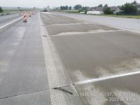 29) 2022-06-08 Nawierzchnia betonowa na przejeździe awaryjnym w lok. ok. 3+000 po teksturowaniu i cięciu prawej połowy
