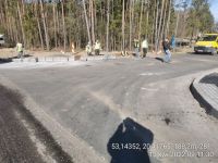 32) 2022-04-13 Prace brukarskie na skrzyżowaniu drogi powiatowej z gminną przed obiektem WD-8.6