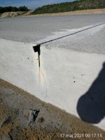 53) 2021-05-17 Nawierzchnia betonowa - widok bocznej krawędzi ze szczeliną poprzeczną skurczową pełną uszczelnioną profilem