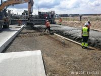 53) 2021-07-18 Wykonywanie nawierzchni betonowej na włączeniu w Trasę Główną z MOP 1 w km ok 1+900 JP