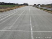 60) 2021-04-14 Nawierzchnia betonowa odcinka próbnego po wyszczotkowaniu i nacięciu szczelin poprzecznych i podłużnych