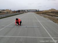 62) 2021-04-14 Uzupełniające badania równości na nawierzchni betonowej odcinka próbnego w km ok. 3+500 JP