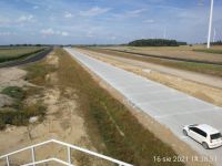 81) 2021-08-16 Widok z obiektu WD 6.1 na północ, na trasie głównej nawierzchnia betonowa na jezdni prawej a na drogach serwisowych warstwy bitumiczne wiążące
