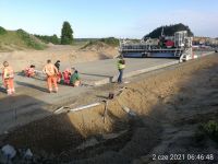 9) 2021-06-02 Przygotowywanie szczeliny rozszerzania w nawierzchni betonowej w km 0+925