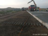 94) 2021-06-23 Wykonywanie nawierzchni betonowej na pasie wyłączenia na Węzeł Mława Północ