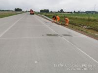 97) 2022-06-29 Montaż barier energochłonnych na Trasie Głównej w lok. ok. 5+000 JL